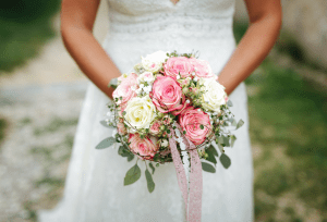 Tradicija i seksizam: Bacanje vjenčanog buketa u prošlosti je ženama bilo traumatično iskustvo