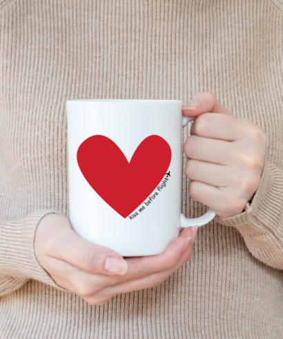 Šalica Kiss me before flight u ruci