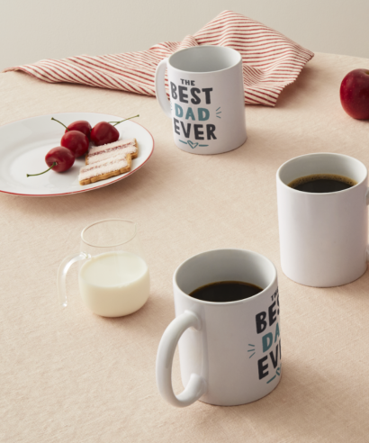Personalizirana šalica "The best dad ever" - na stolu