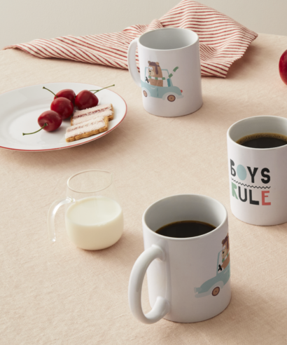 Šalica "Boys rule" - na stolu