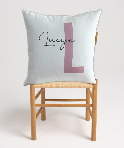 Personalizirani jastuk Tvoj inicijal - na stolici